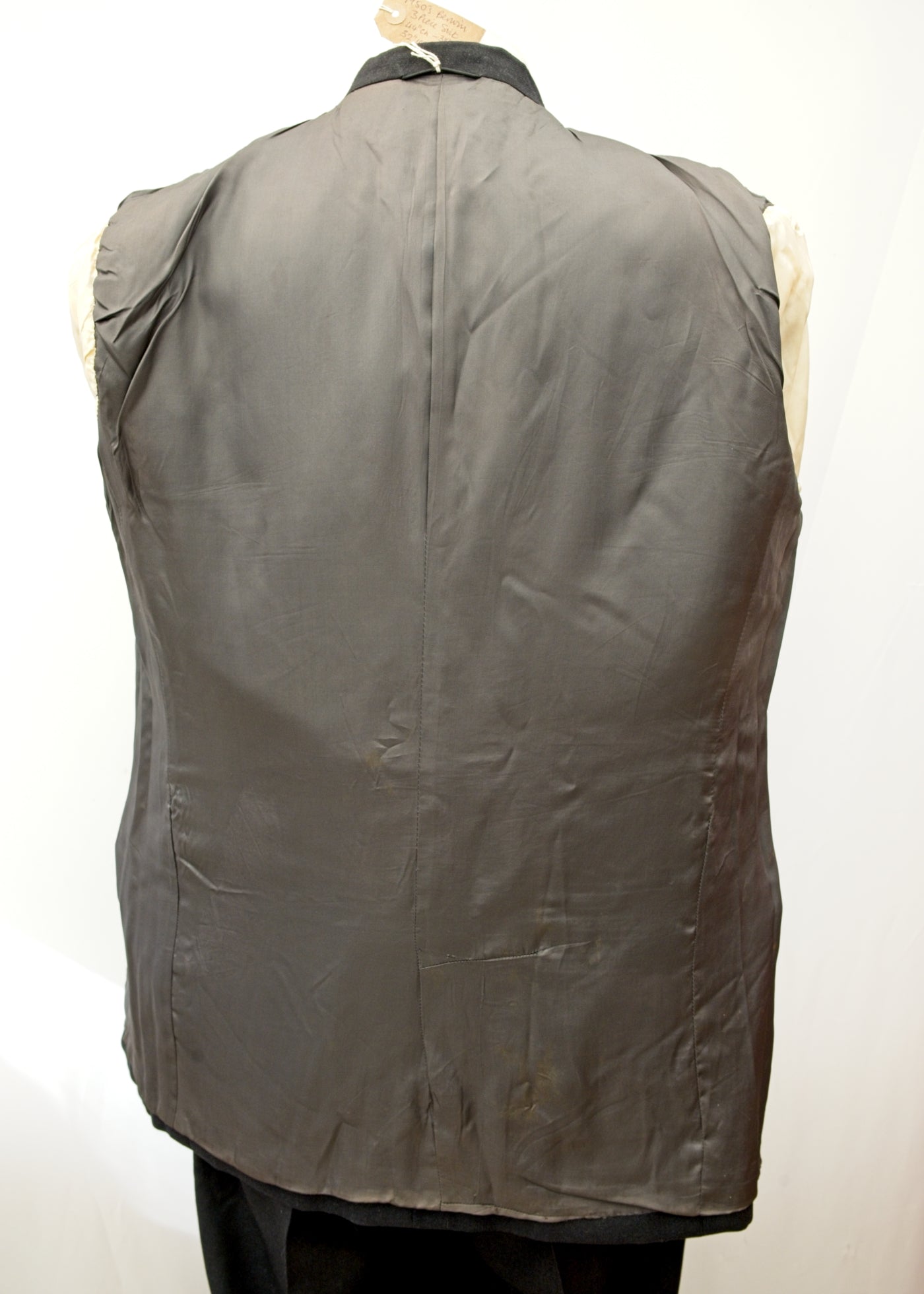 1960s Men's Vintage Charcoal Grey 3 Piece Suit • Berwin 44”