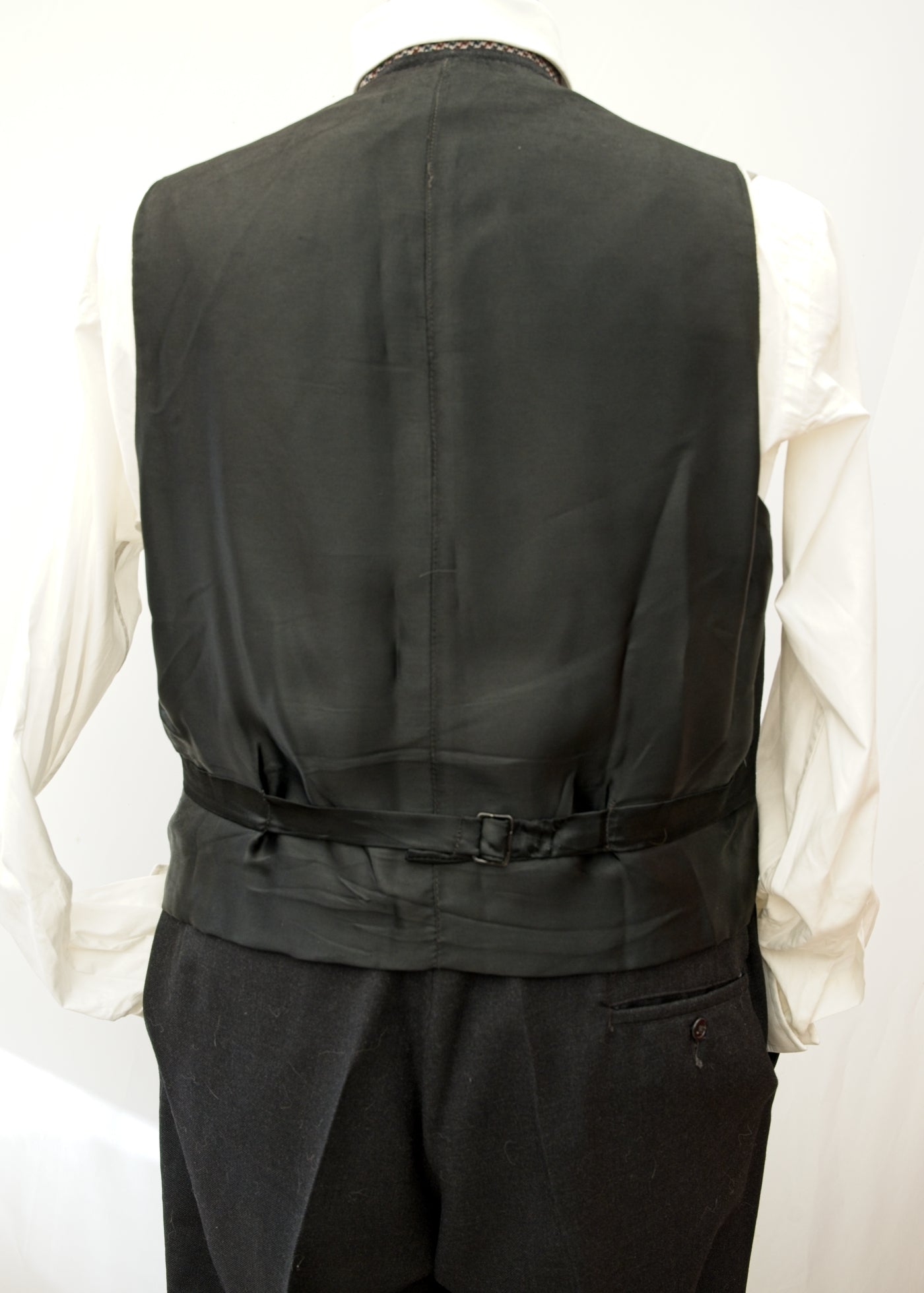 1960s Men's Vintage Charcoal Grey 3 Piece Suit • Berwin 44”