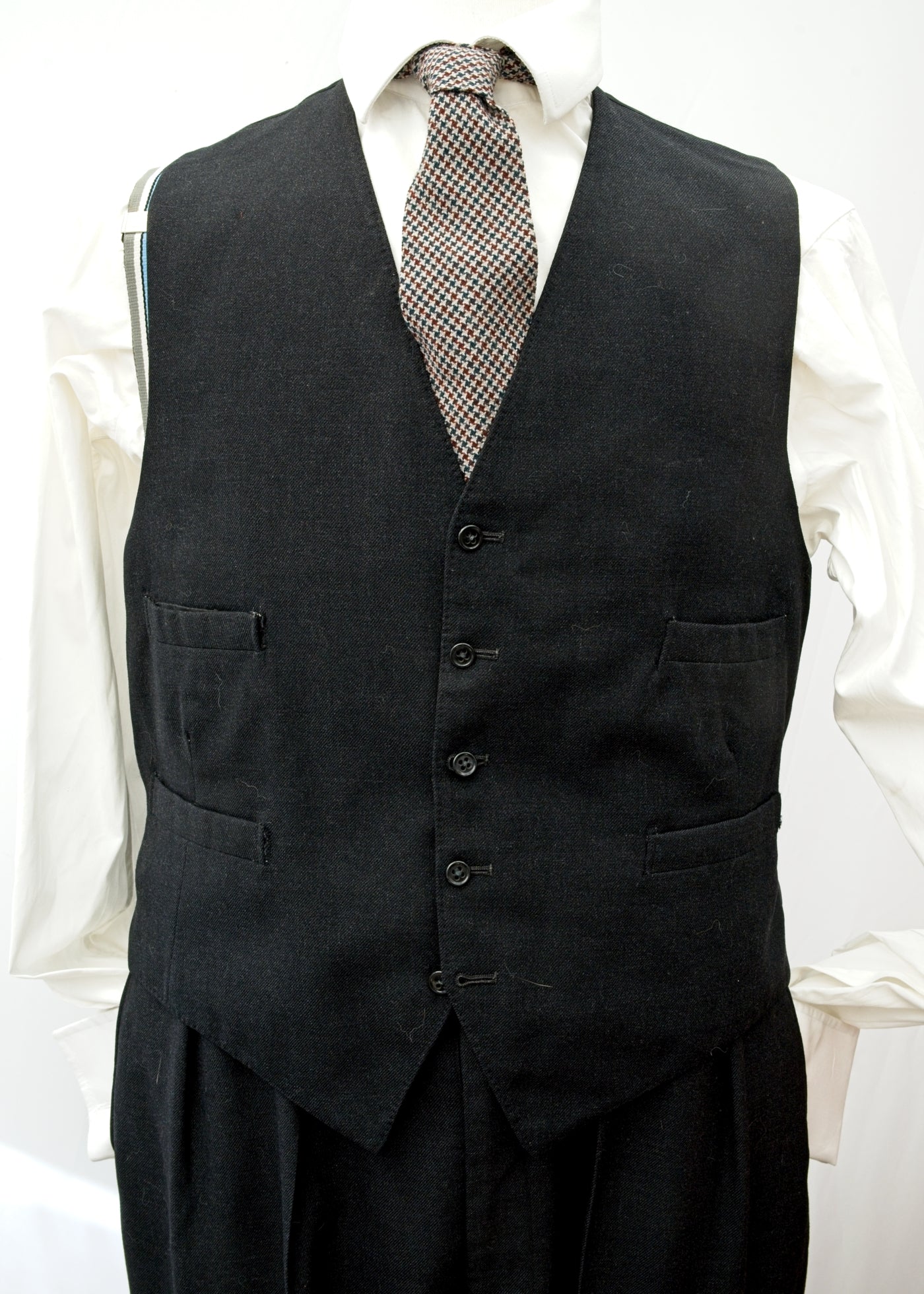 1960s Men's Vintage Charcoal Grey 3 Piece Suit • Berwin 44”