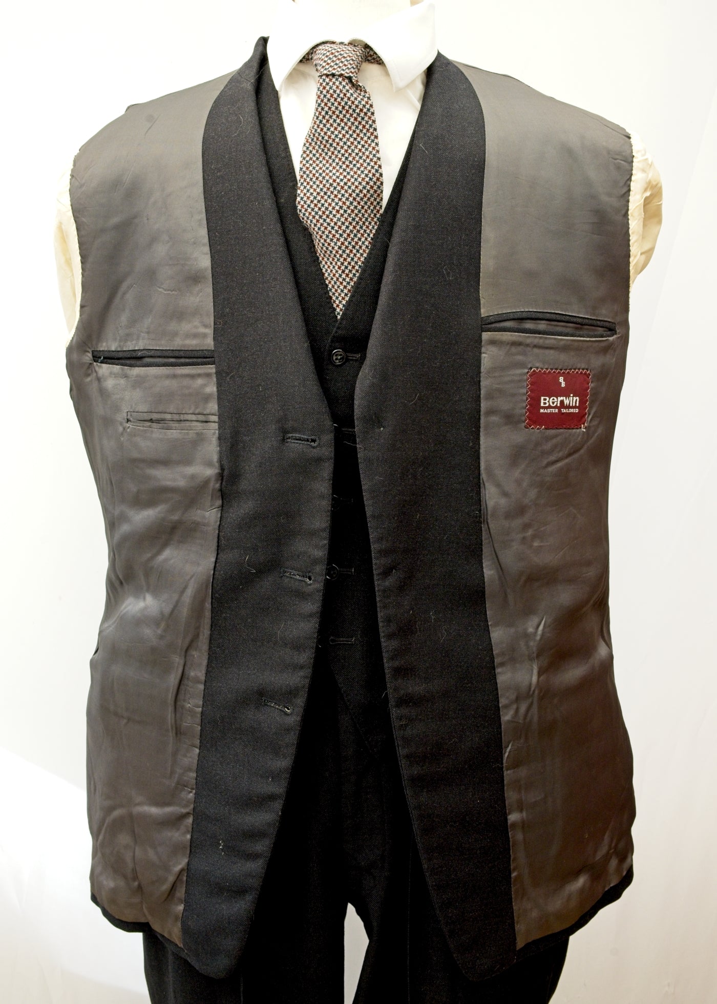1960s Men's Vintage Charcoal Grey 3 Piece Suit • Berwin 44”