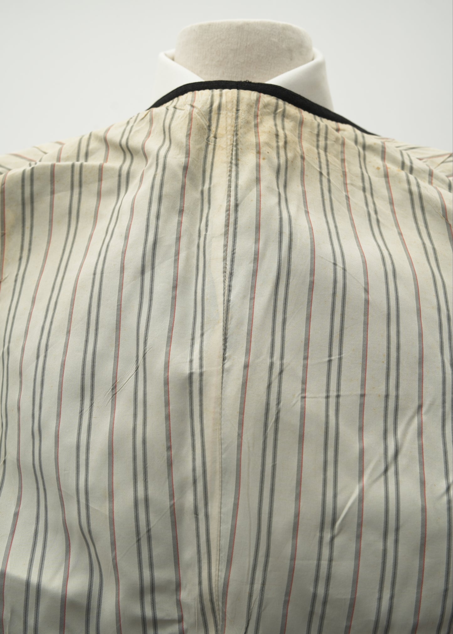 1960s Men's Vintage Charcoal Grey 3 Piece Suit • Berwin 44”