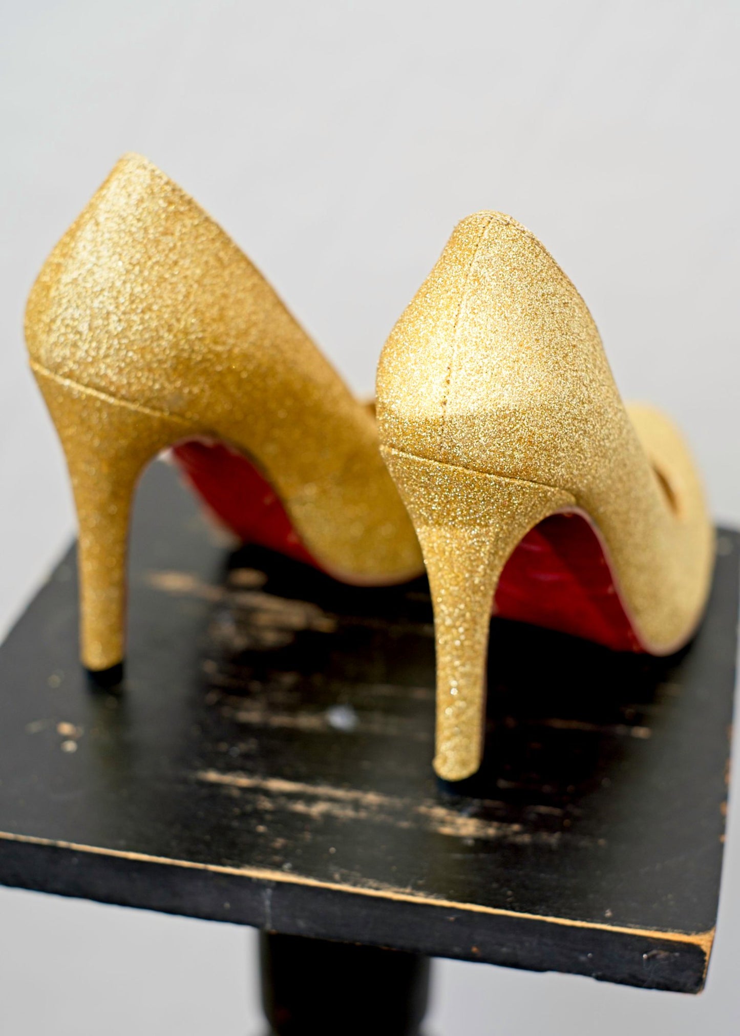 Fabulous Gold Glitter Fifi Pumps Louboutin Shoes • Size 37