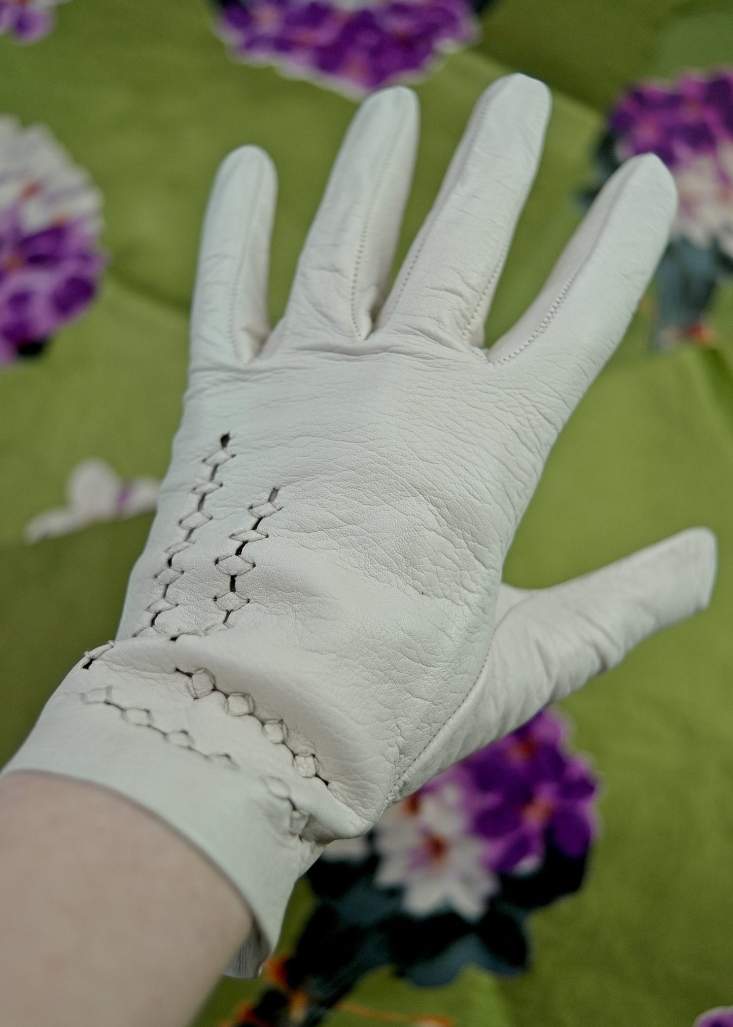 vintage 40s white leather wrist gloves with leather stitching detail