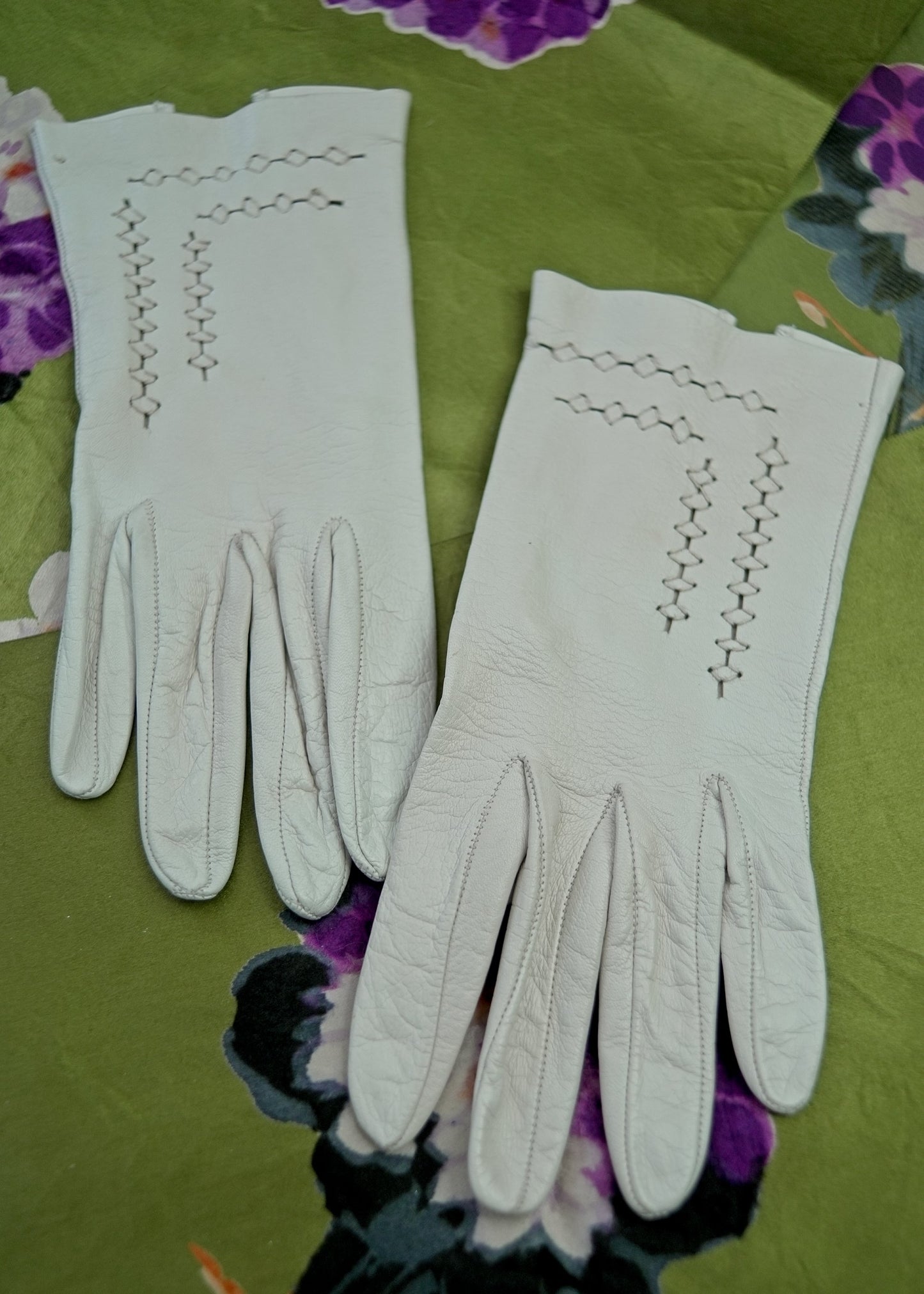 Vintage 50s White Leather Day Gloves • Woven Detail