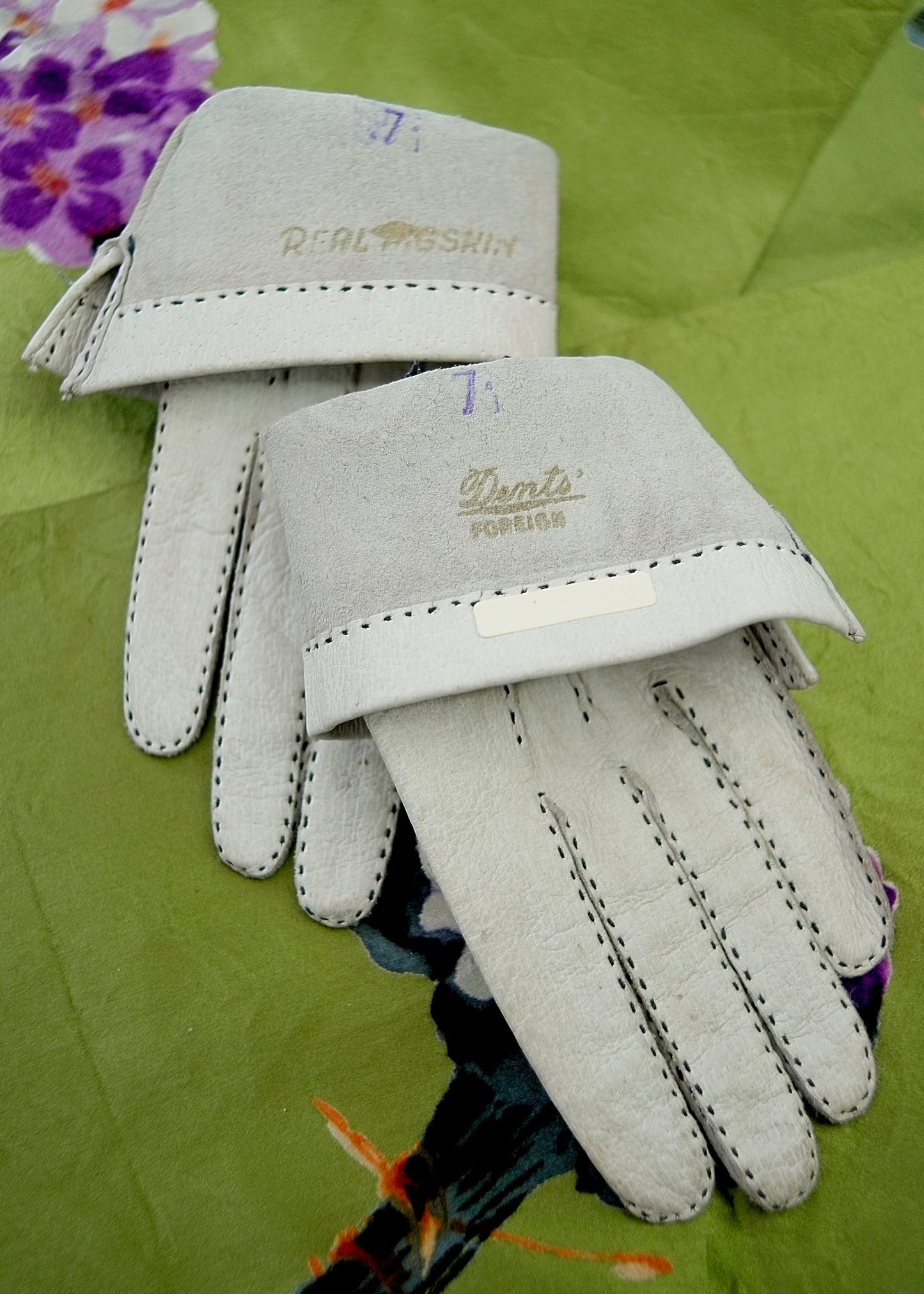 Vintage White Pigskin Leather Day Gloves • Dents • Size 7