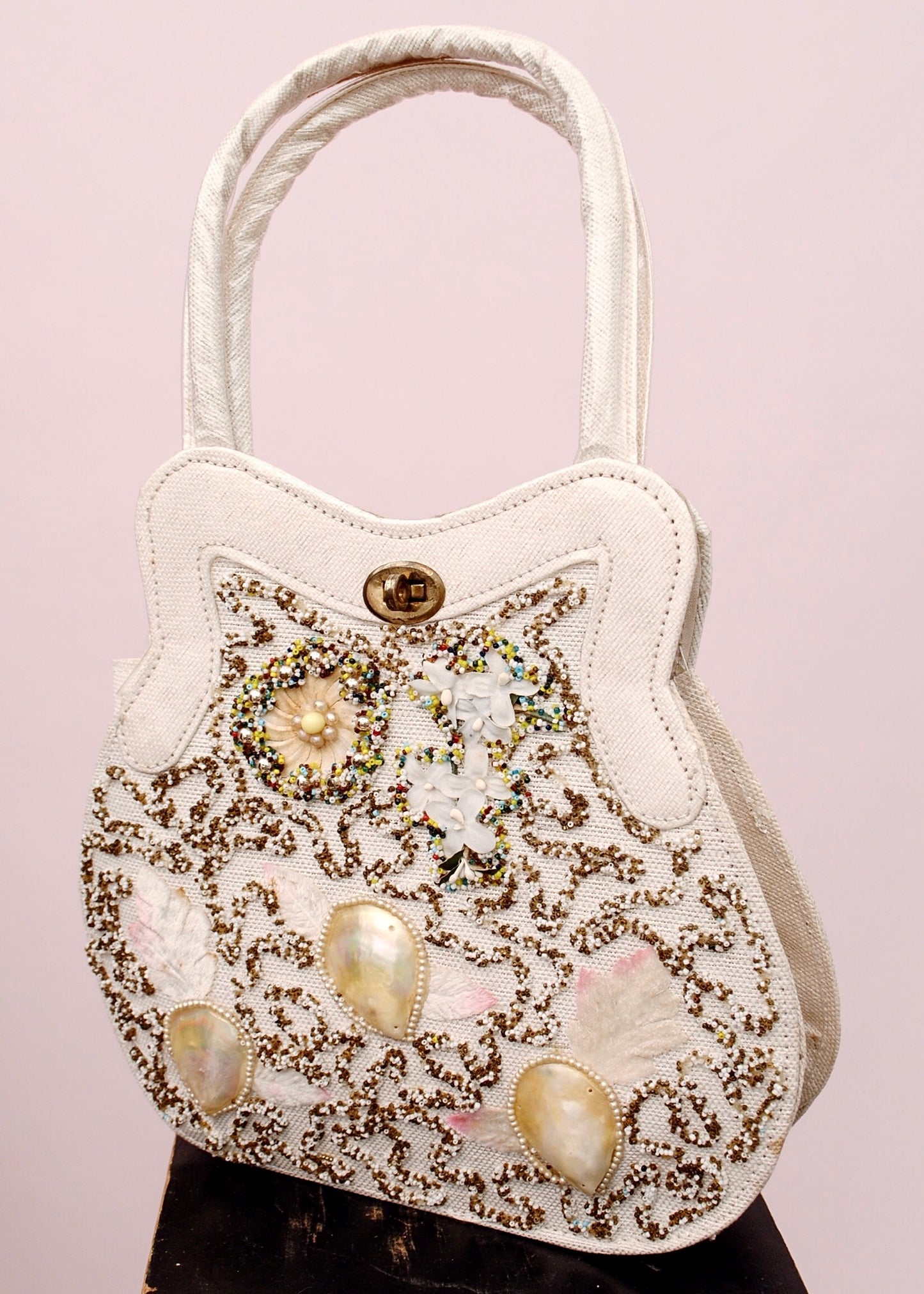 Shell decorated top handle bag From the 1950s and collage style