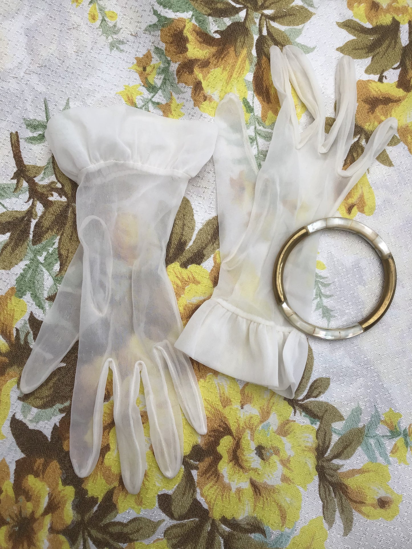 1950s Vintage Sheer Off White Nylon Wrist Length Day Gloves