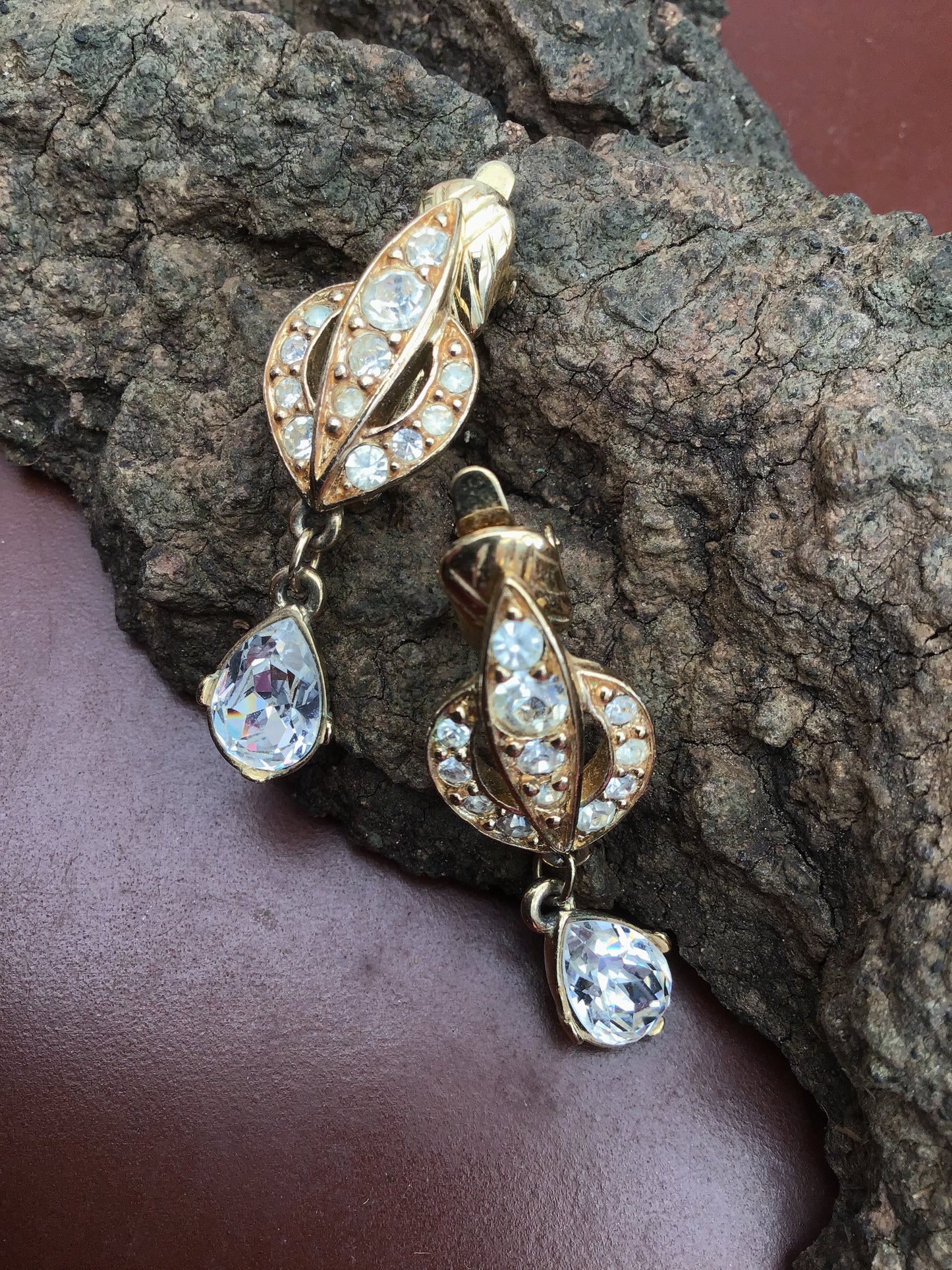 Stunning Vintage Trifari Crystal Dangle Clip On Earrings.