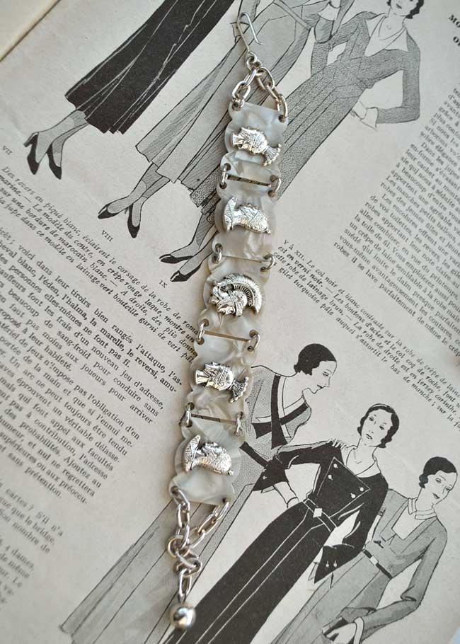 Vintage 60s Girl's Pearl Lucite Link Bracelet • Rome Holiday Souvenir