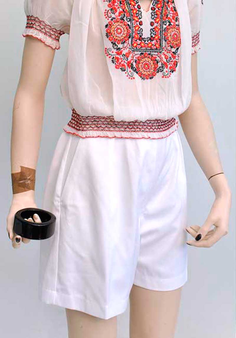 womans white WRN shorts 28 inch waist, like new condition.