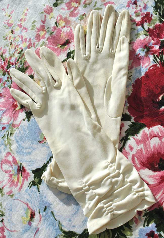 1960s Vintage Pale Cream Bracelet Length Ruched Gloves • 3" Finger