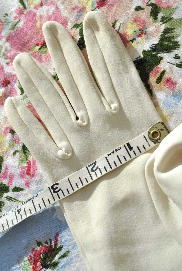 1960s Vintage Pale Cream Bracelet Length Ruched Gloves • 3" Finger