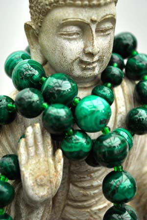1970s Vintage Green Banded Natural Malachite Beaded Necklace