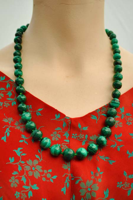 1970s Vintage Green Banded Natural Malachite Beaded Necklace