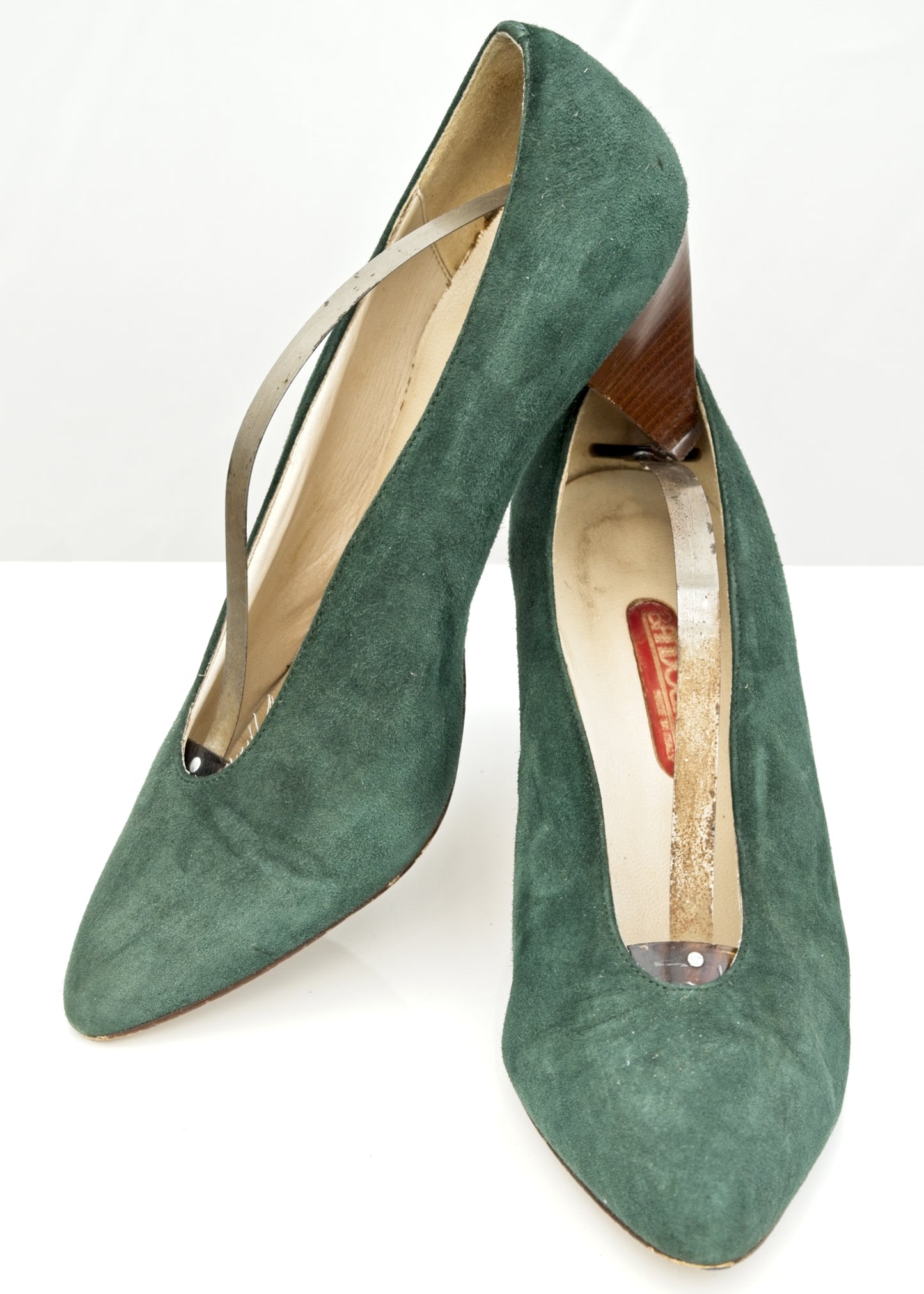 vintage 1980s green suede court shoes with 2.5 inch heel, made by bandolini in italy