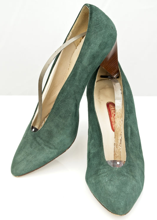 vintage 1980s green suede court shoes with 2.5 inch heel, made by bandolini in italy