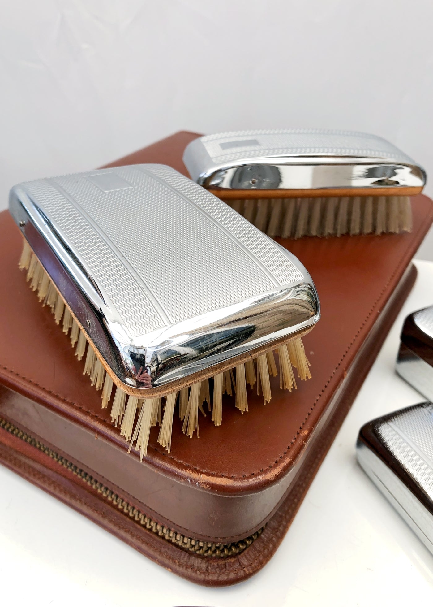 Men's Vintage 50s Connoisseur 7 Piece Travel Grooming Kit • Brown Leather