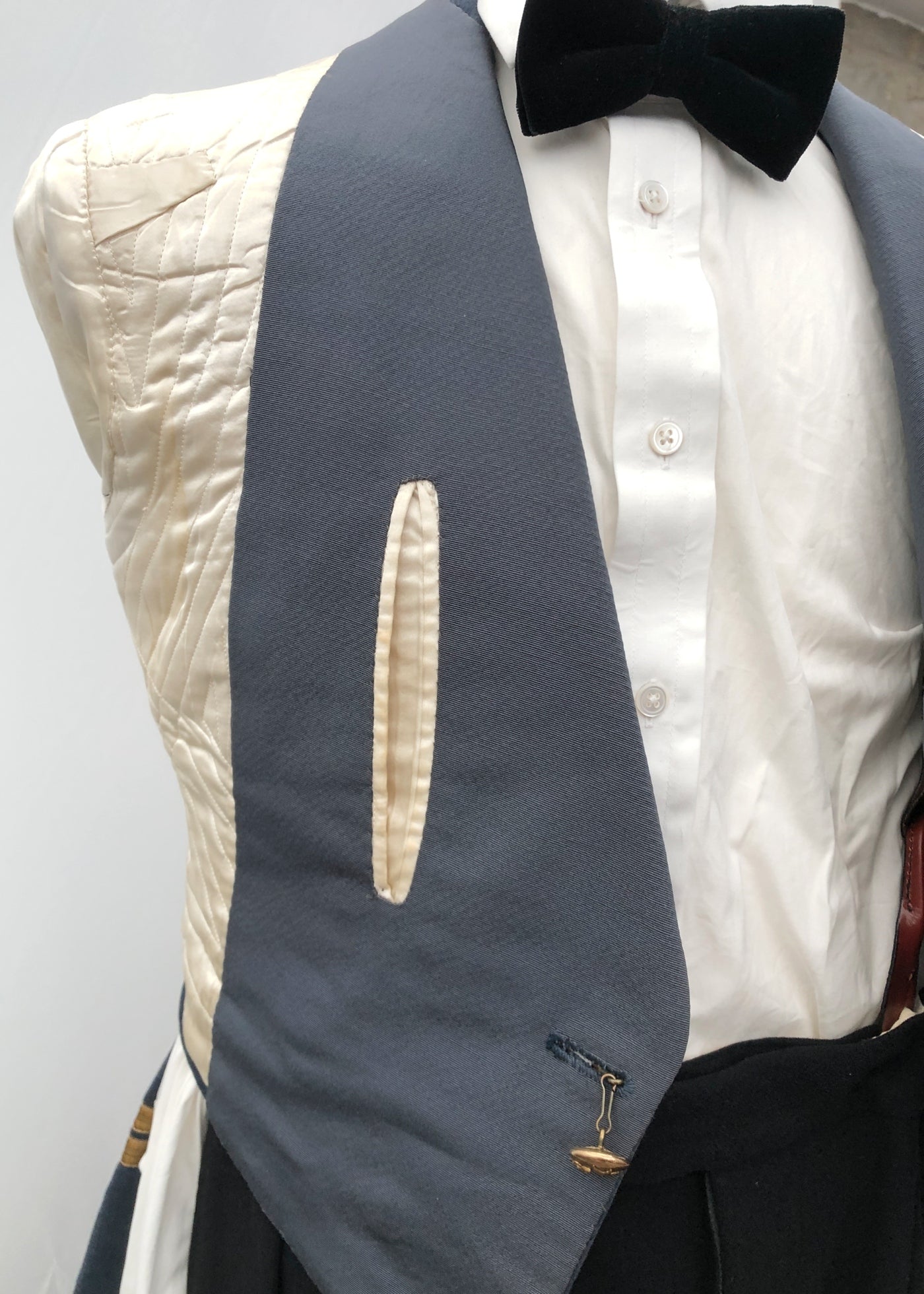 Vintage 60s  Royal Air Force Flight Lieutenant's No.5 RAF Mess Dress Jacket
