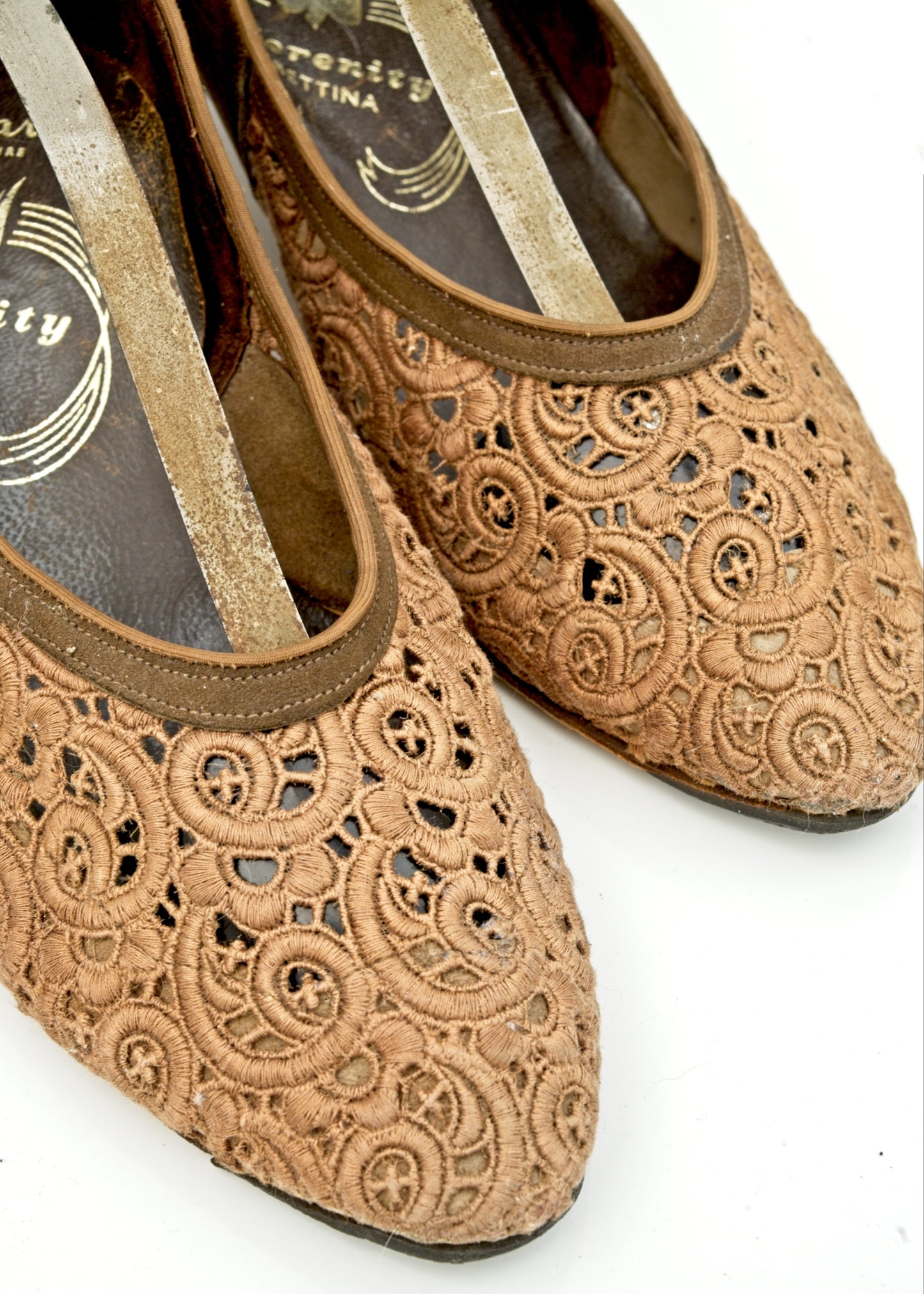 1950s Vintage Brown Suede and Broderie Lace Pumps Shoes • Size 6