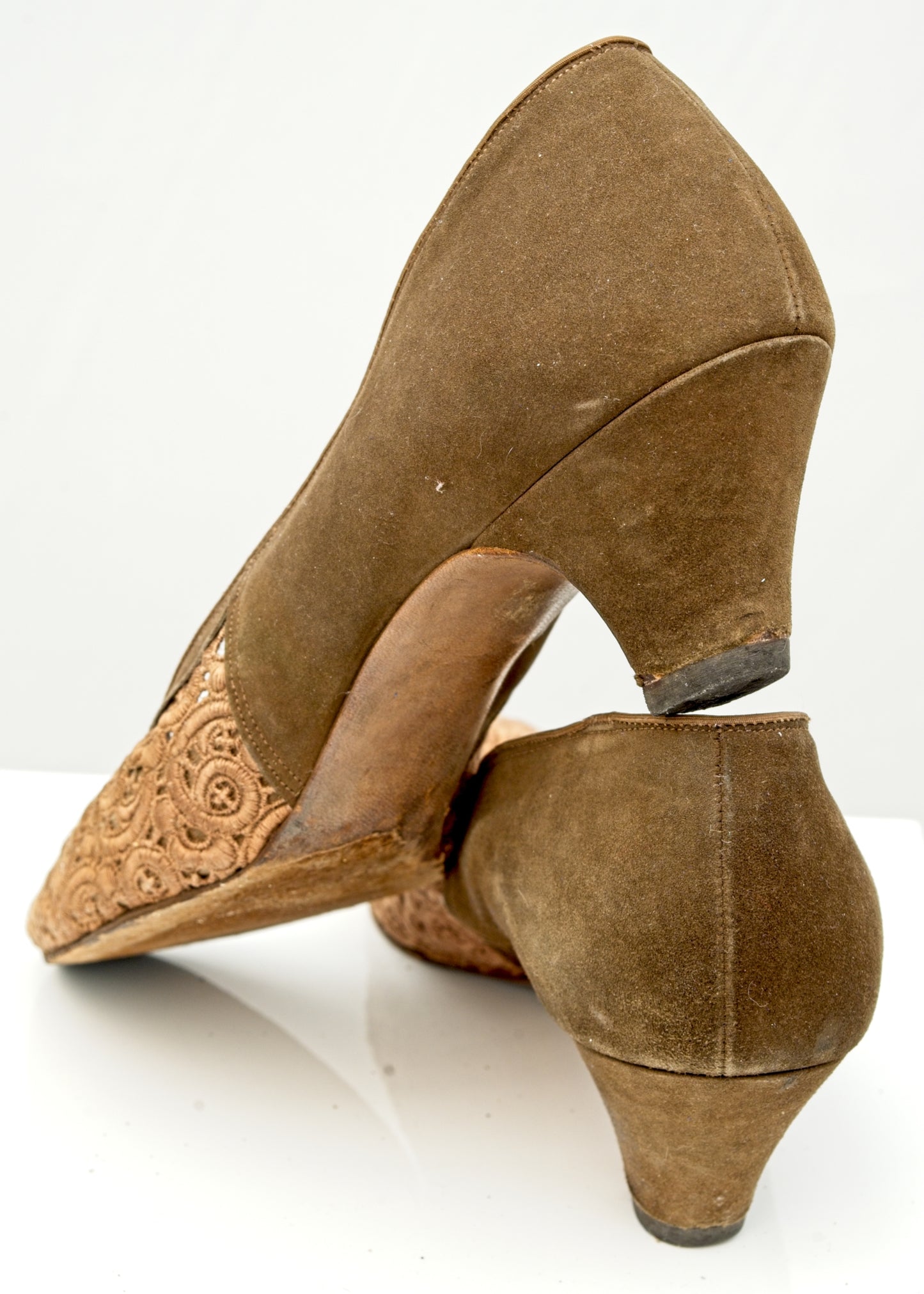 1950s Vintage Brown Suede and Broderie Lace Pumps Shoes • Size 6