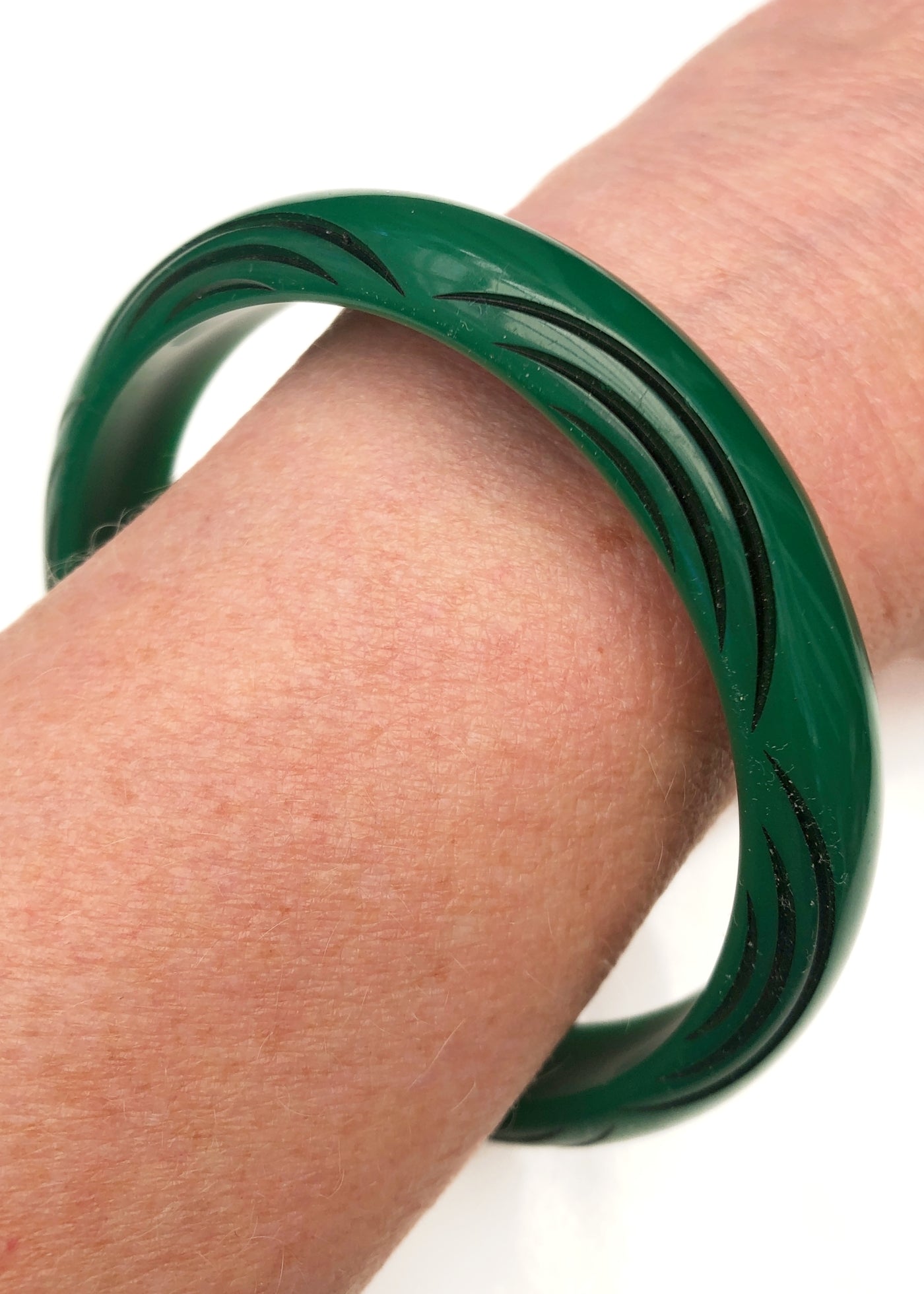 Vintage 30s Art Deco Green Carved Celluloid Bangle