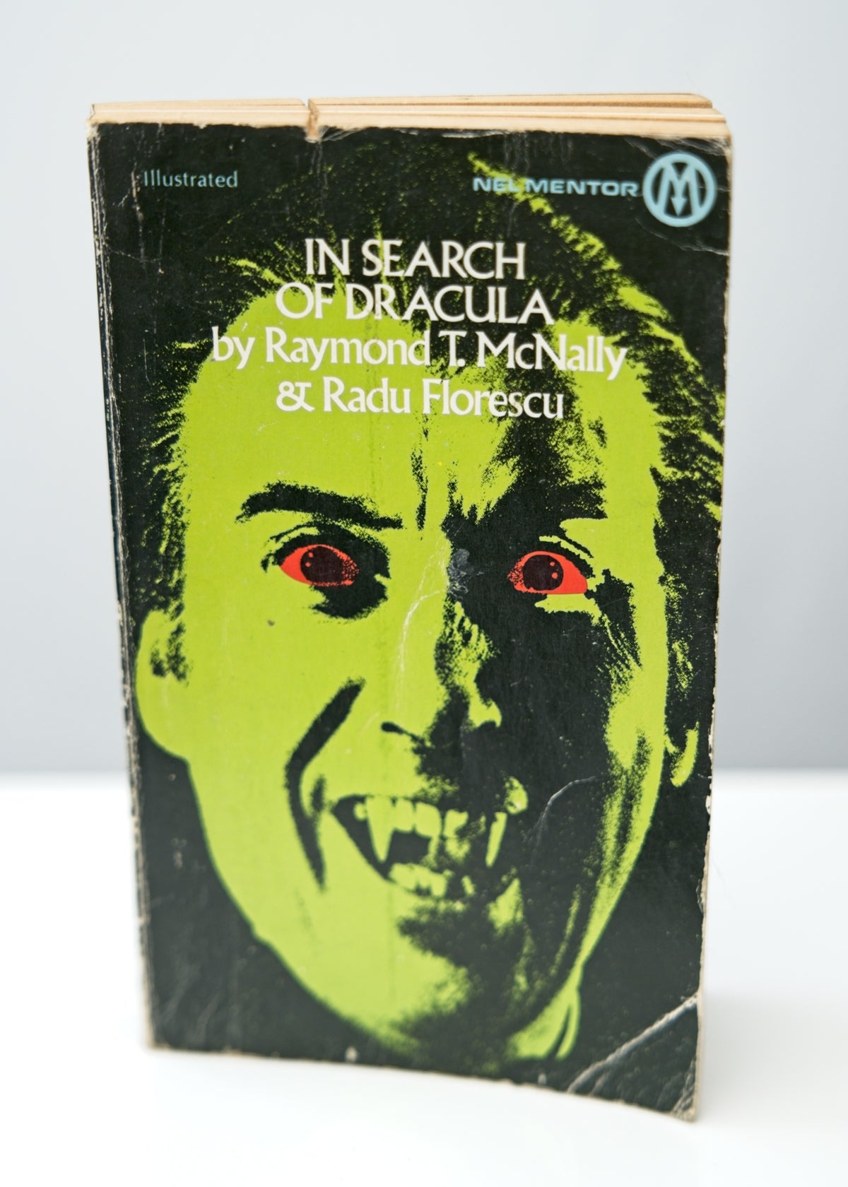 In Search Of Dracula VINTAGE paperback book by Raymond T McNally & Radu Florescu • 1975 • Illustrated