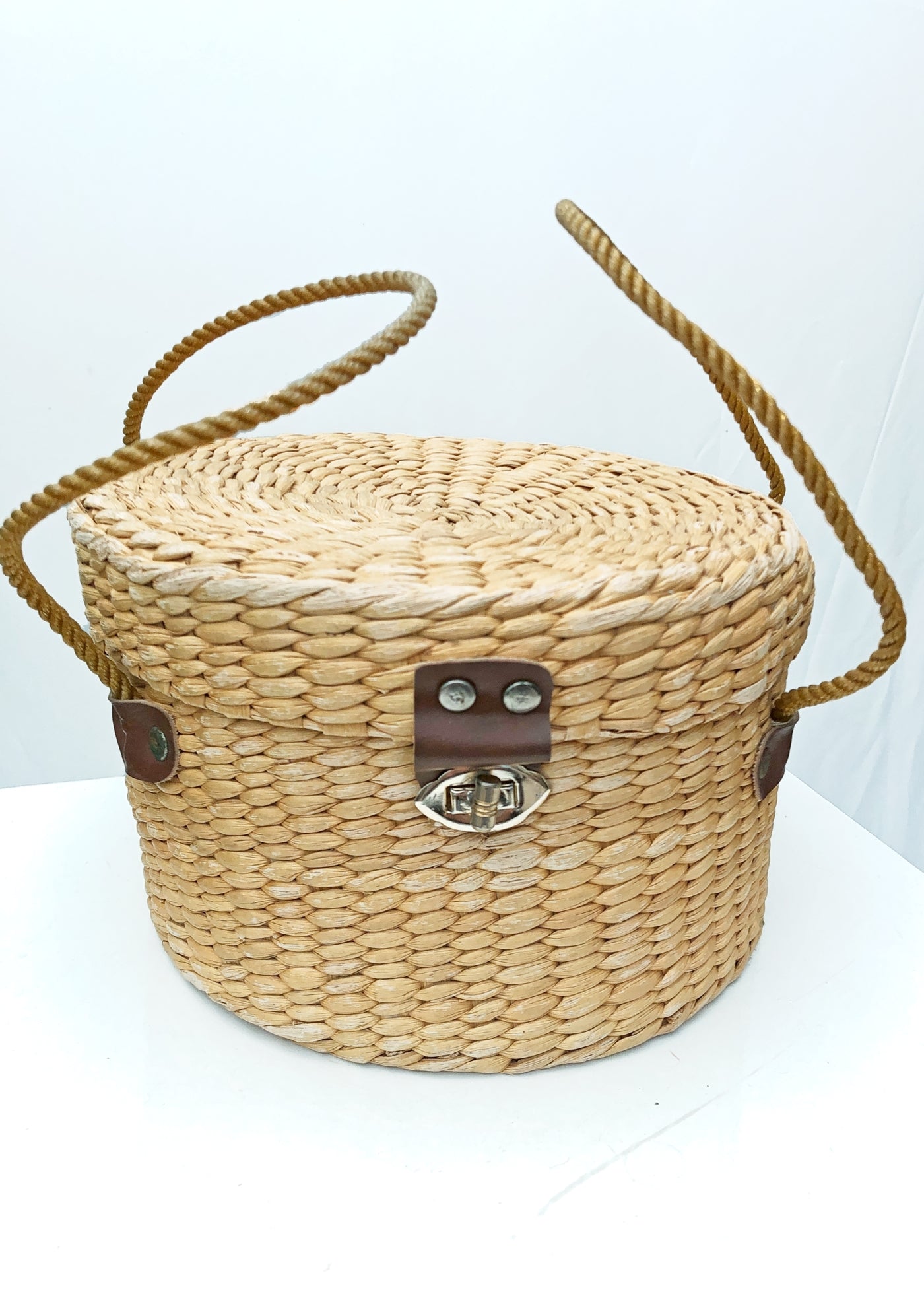 Vintage 60s Raffia Round Basket Bag • Straw
