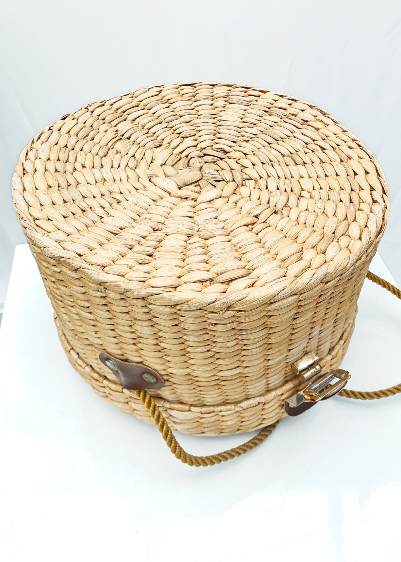 Vintage 60s Raffia Round Basket Bag • Straw