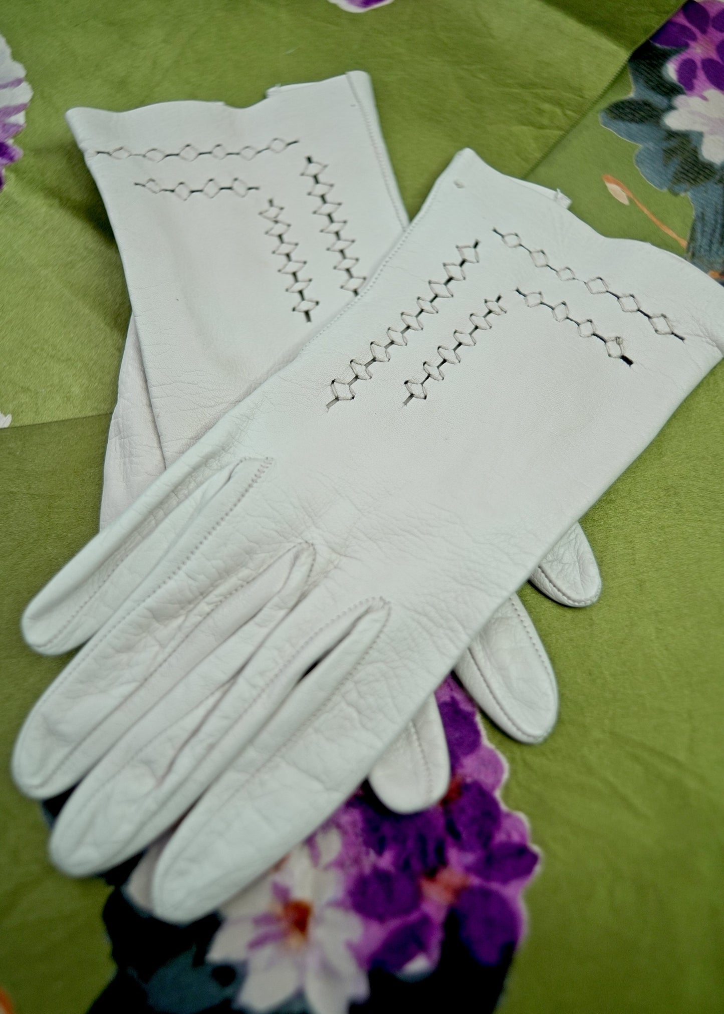 Vintage 50s White Leather Day Gloves • Woven Detail