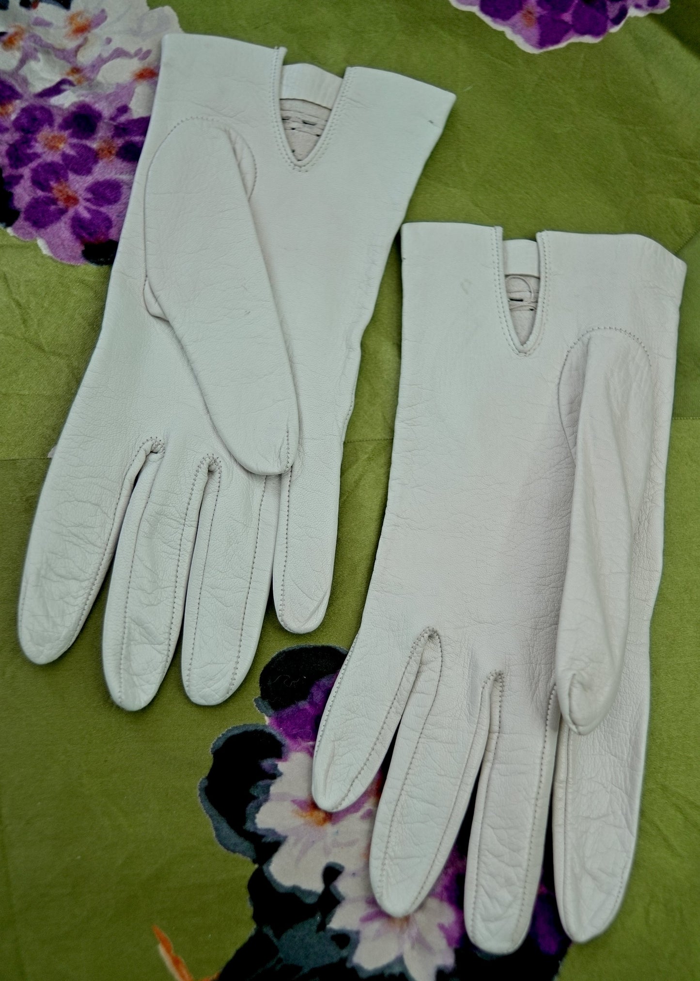Vintage 50s White Leather Day Gloves • Woven Detail