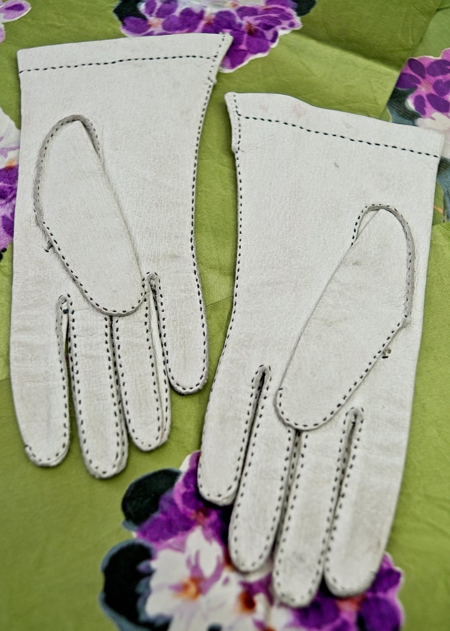 Vintage White Pigskin Leather Day Gloves • Dents • Size 7