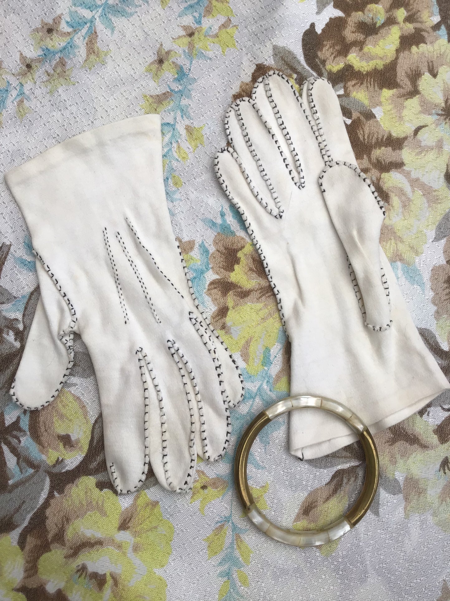 1950s Vintage White Cotton Gloves 🖤 Contrasting Black Stitching