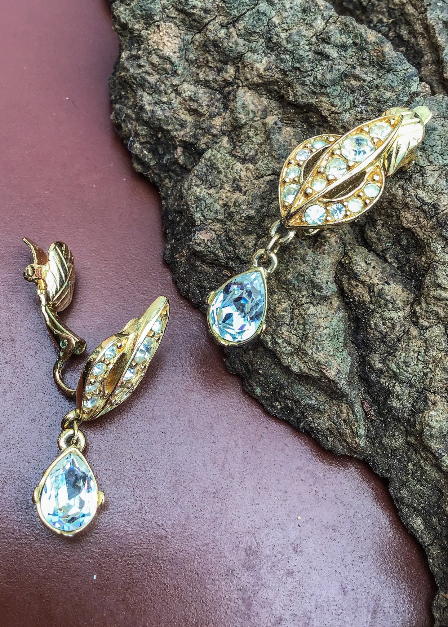 Stunning Vintage Trifari Crystal Dangle Clip On Earrings.