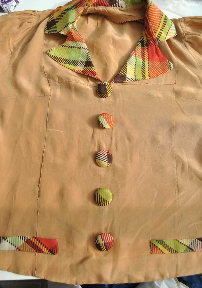 fab feature covered buttons compliment the buttery caramel colour on this hand made 1930s blouse