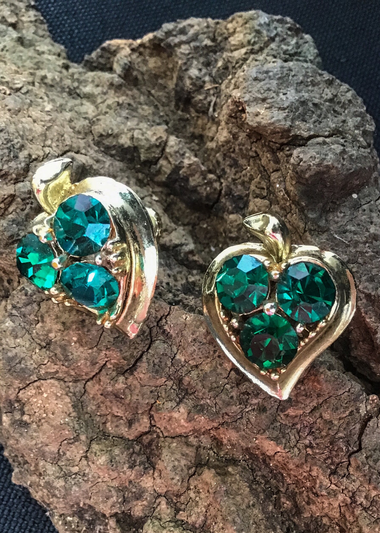 1960s Apple Shaped Emerald Rivoli Glass Screw On Earrings