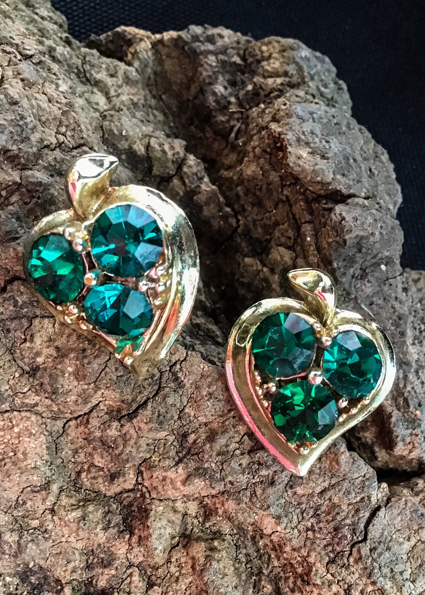 Buy emerald green rivoli earrings, apple shaped with screw back