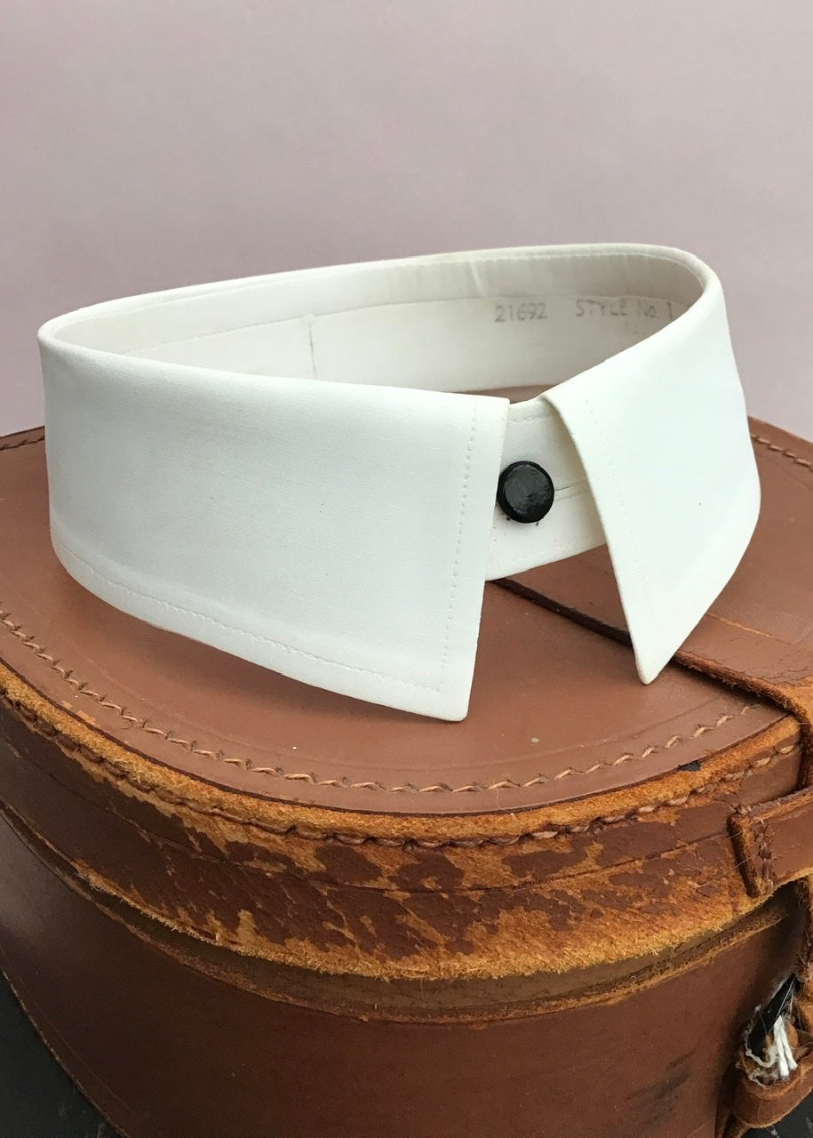 vintage white starched collar from the somerset mfg co. to fit 14.5” collar. Worn with a collarless shirt.