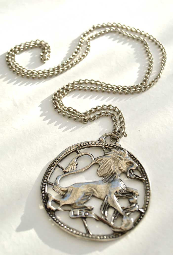 vintage 70s leo the lion zodiac pendant necklace