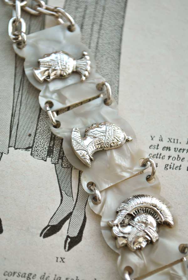 Vintage 60s Girl's Pearl Lucite Link Bracelet • Rome Holiday Souvenir