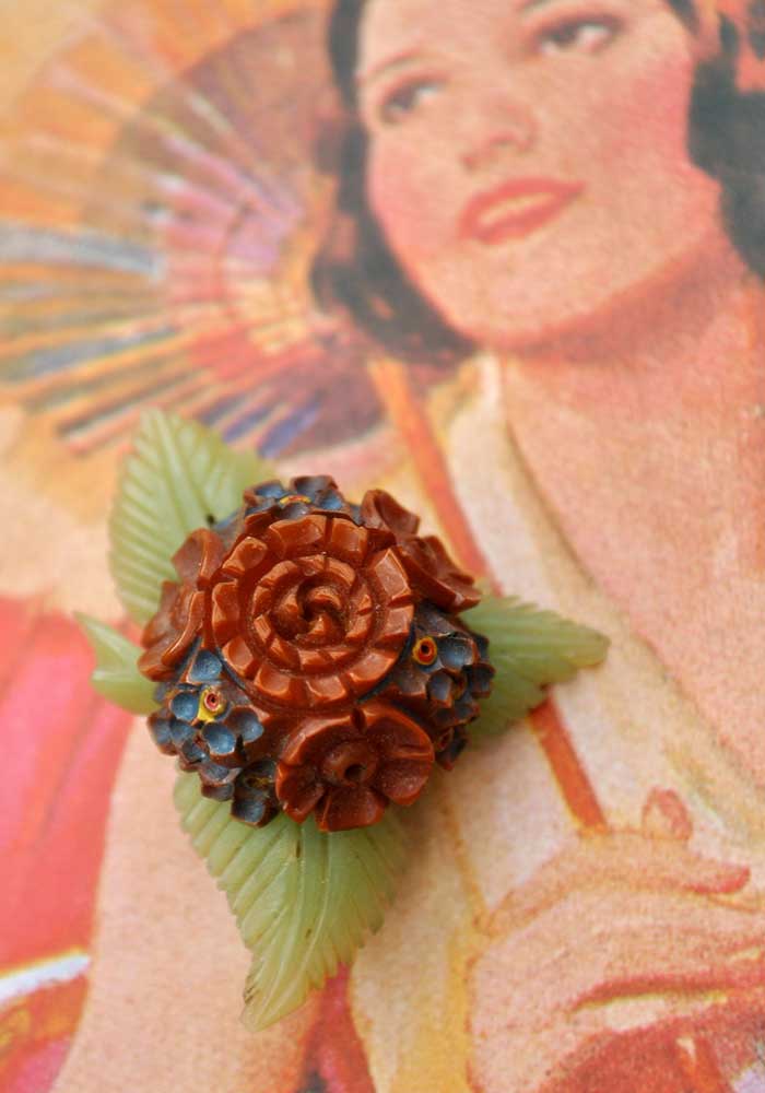 1940s Vintage Bakelite Flower Brooch
