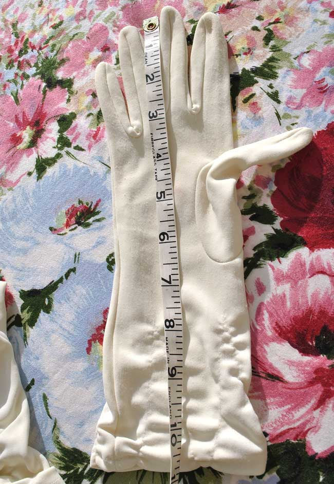 1960s Vintage Pale Cream Bracelet Length Ruched Gloves • 3" Finger