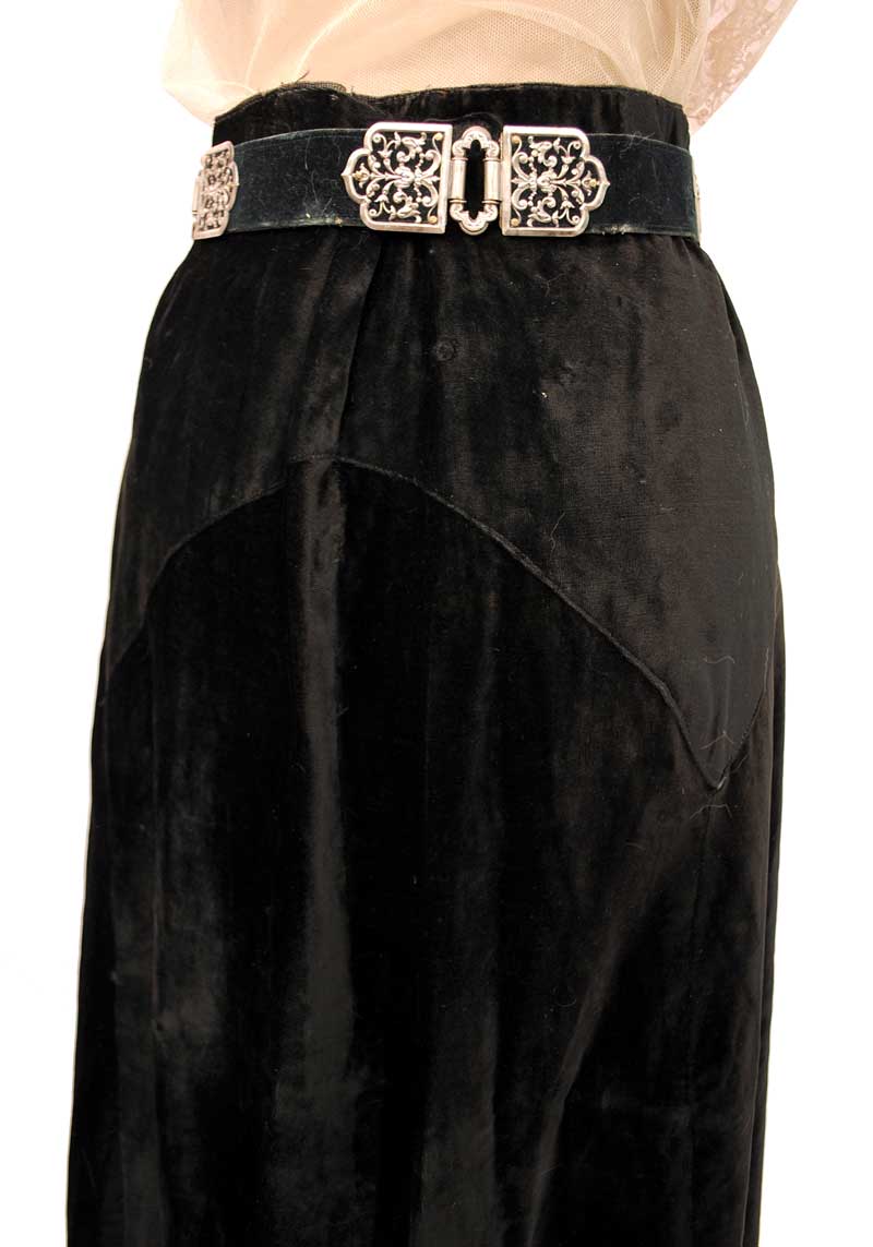 Black velvet cheap belt skirt