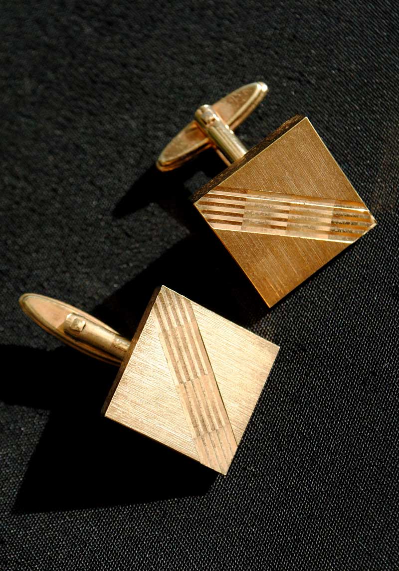 midcentury sqare shaped gold cufflinks with diagonal diamond cut grooves