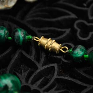 1970s Vintage Green Banded Natural Malachite Beaded Necklace